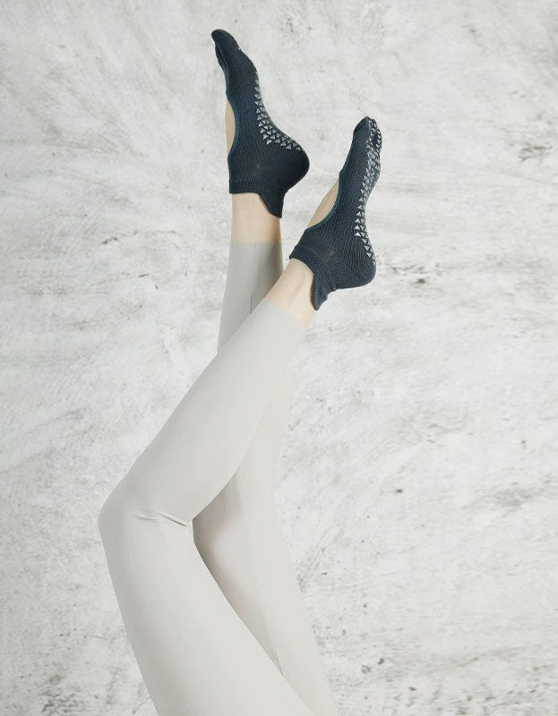 Breathable five toe yoga socks with grip sole