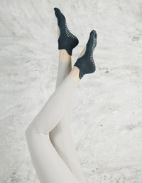 Breathable five toe yoga socks with grip sole