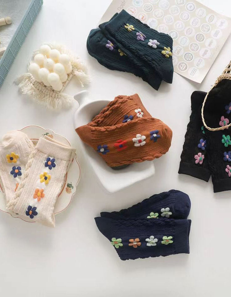 Comfortable casual cotton socks with embroidery design