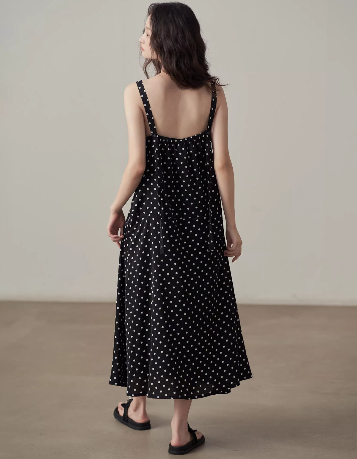 Lightweight sleeveless midi dress polka dot pattern