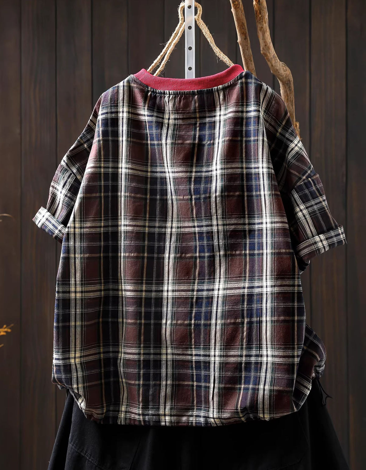 Casual loose fit plaid top with red neckline