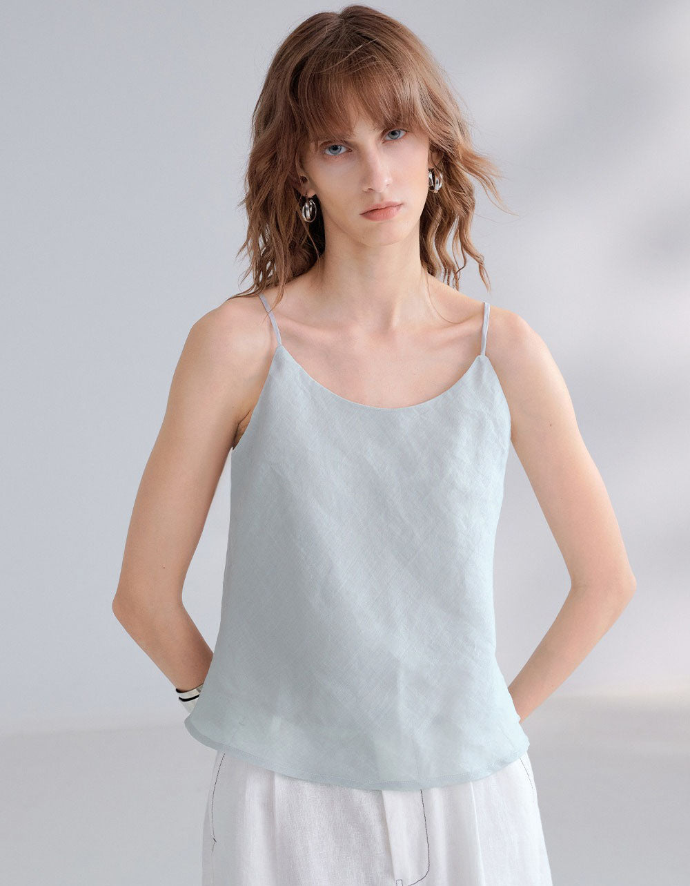Elegant relaxed-fit linen tank top for comfortable summer style