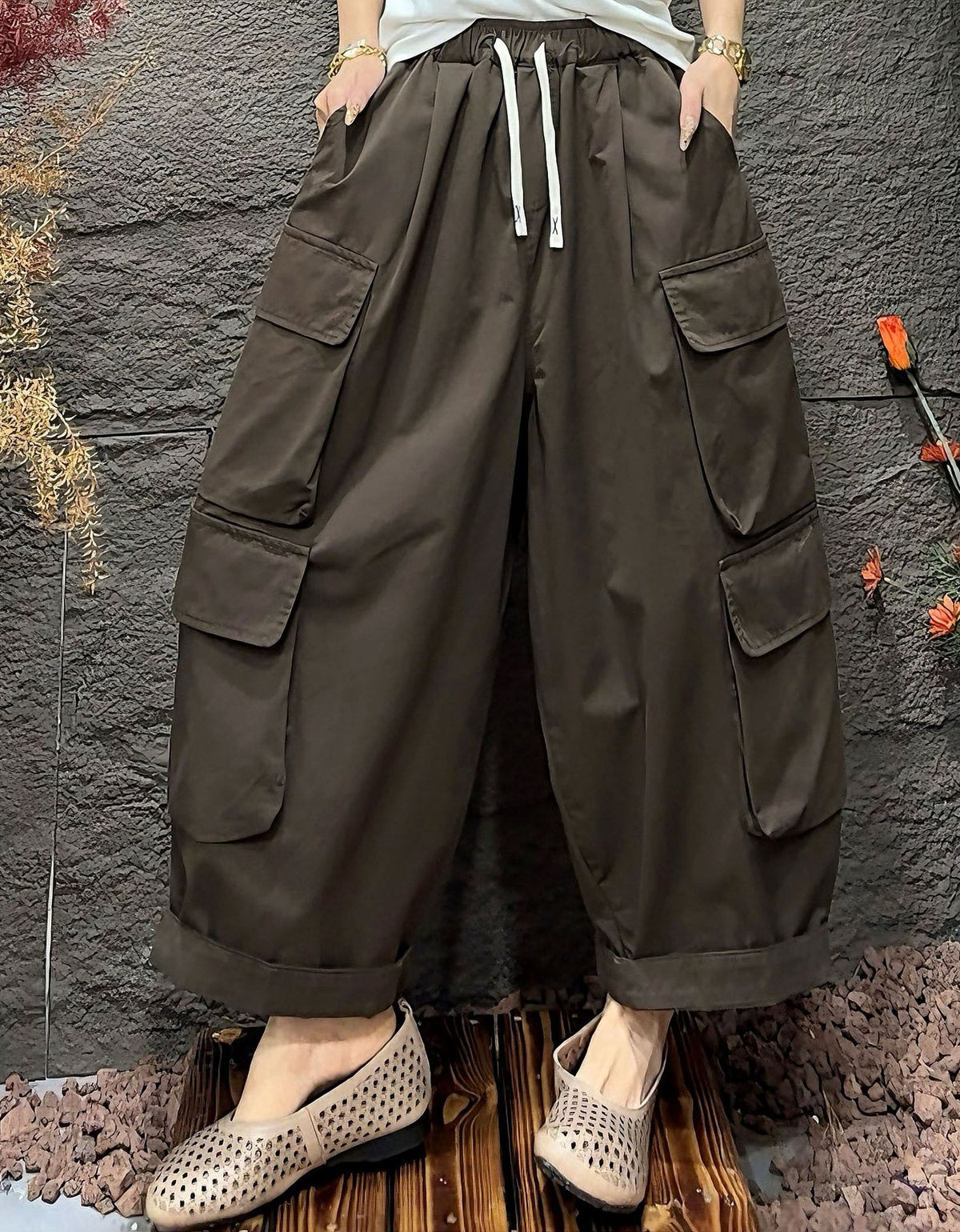 Casual outfit with dark olive cargo trousers and relaxed fit design