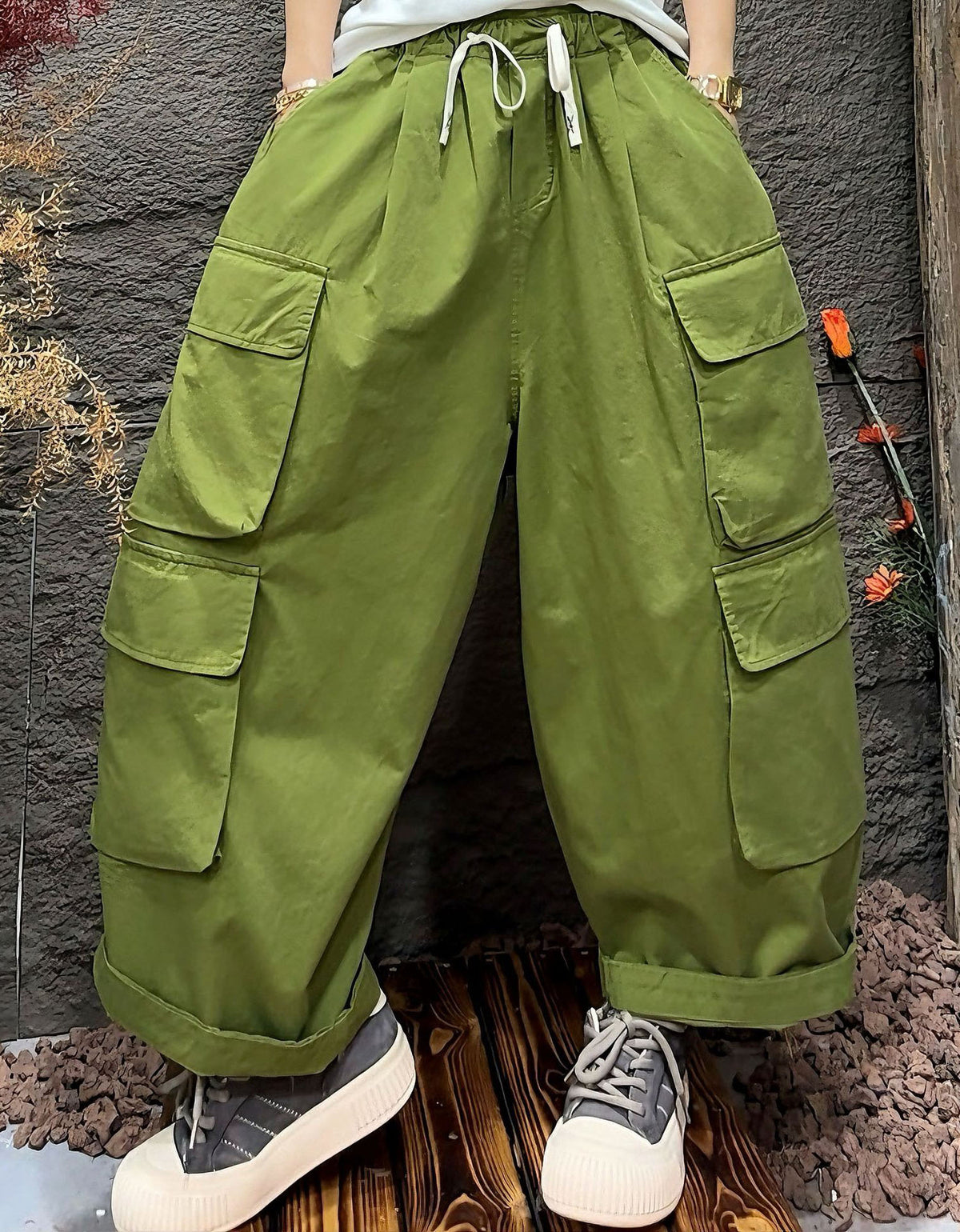 Casual outfit with green cargo trousers and relaxed fit design