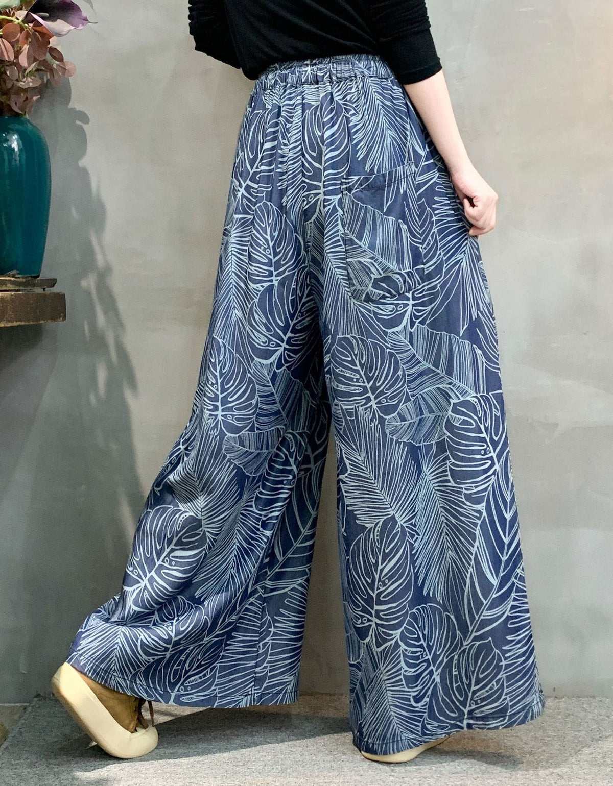 Elastic waistband drawstring leaf print wide leg pants detail