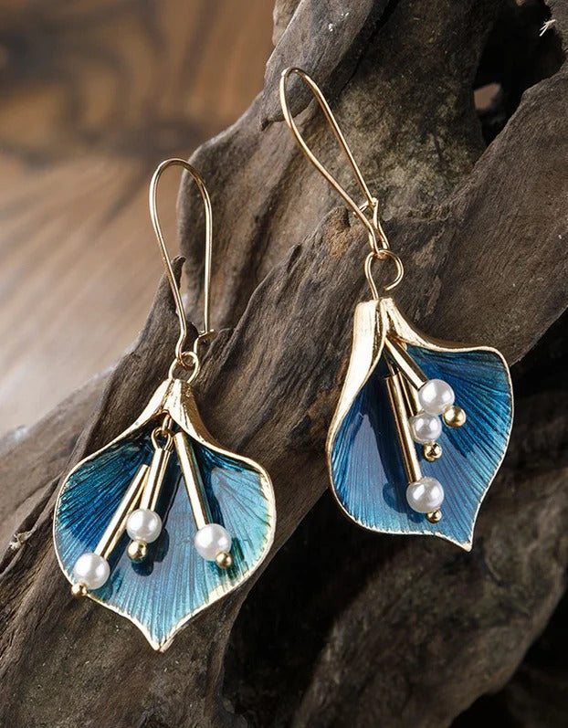 Vintage flower-shaped earrings with pearls for women