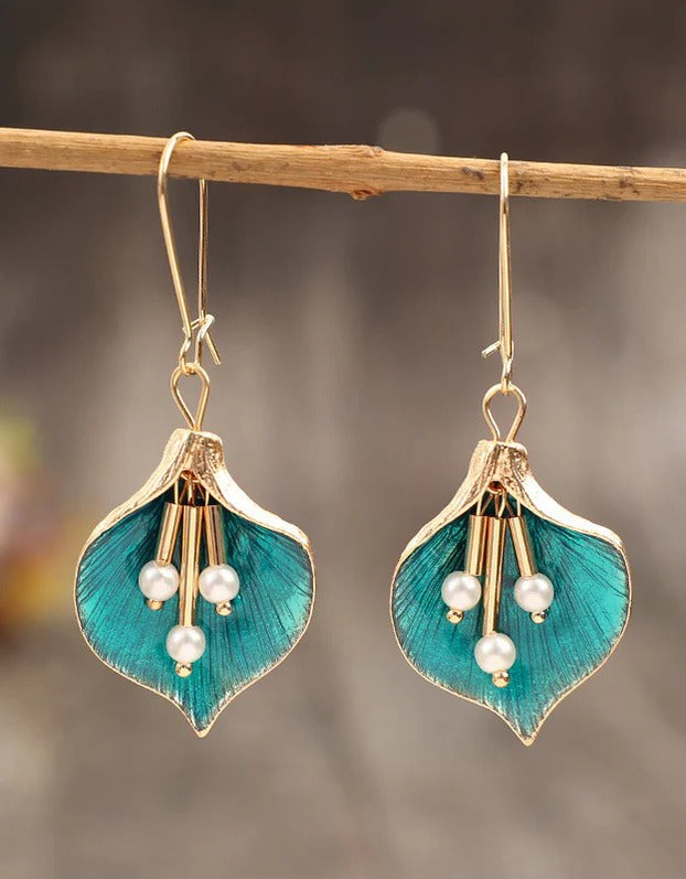 Women’s gold alloy flower earrings with pearl details