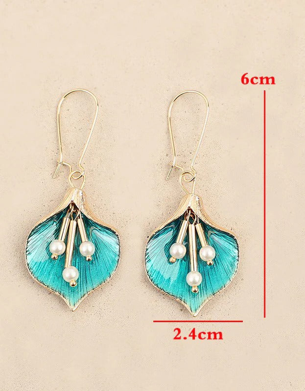 Elegant flower earrings with pearl accents in gold