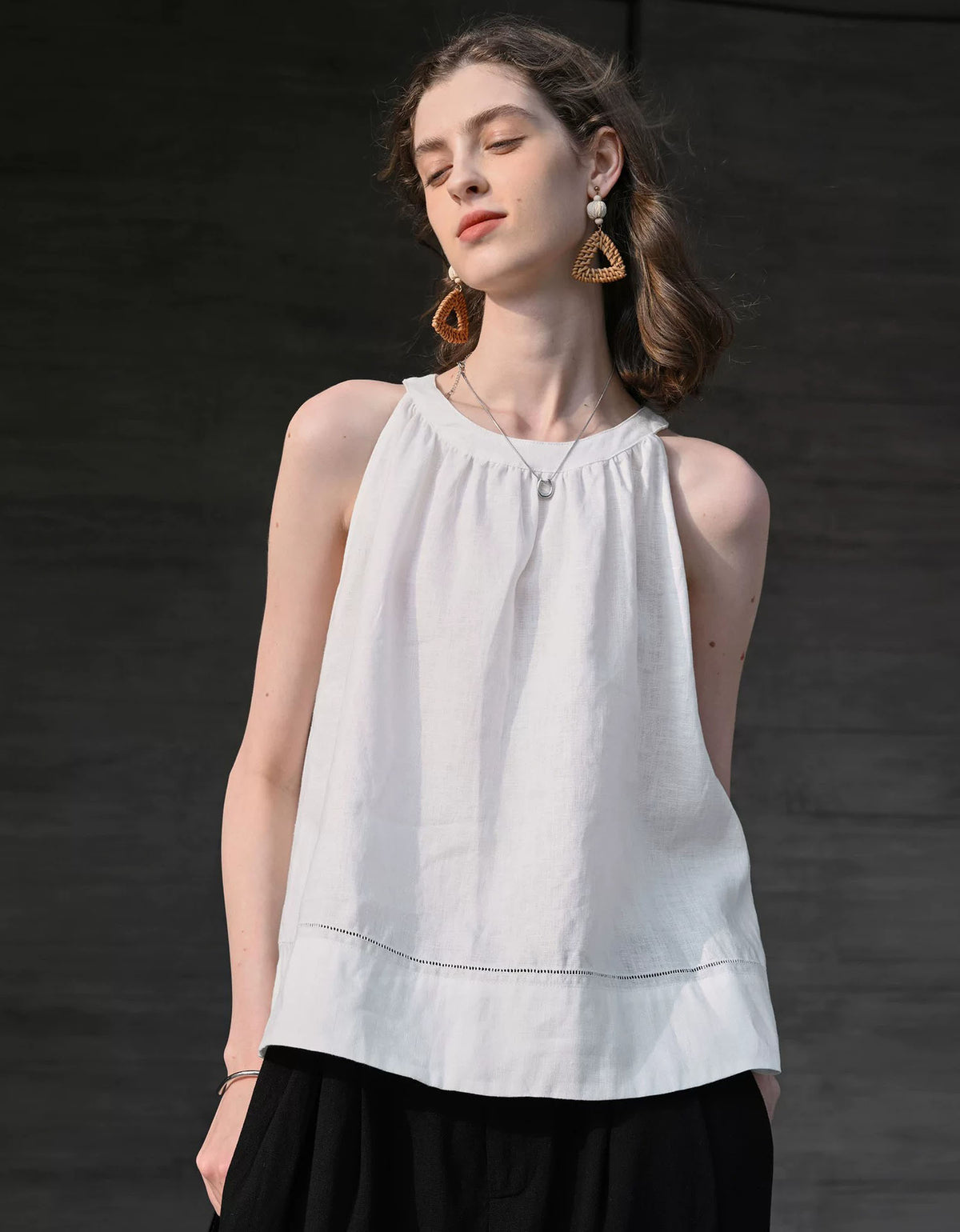 Elegant Sleeveless Linen Top for Casual Summer Wear
