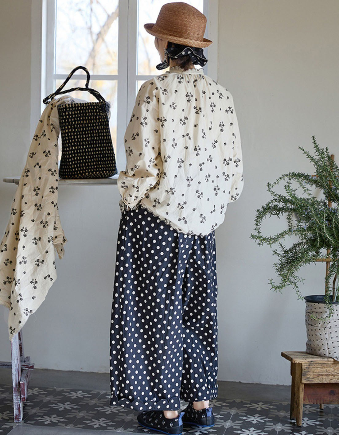 Elastic waist polka dot linen pants paired with casual shoes