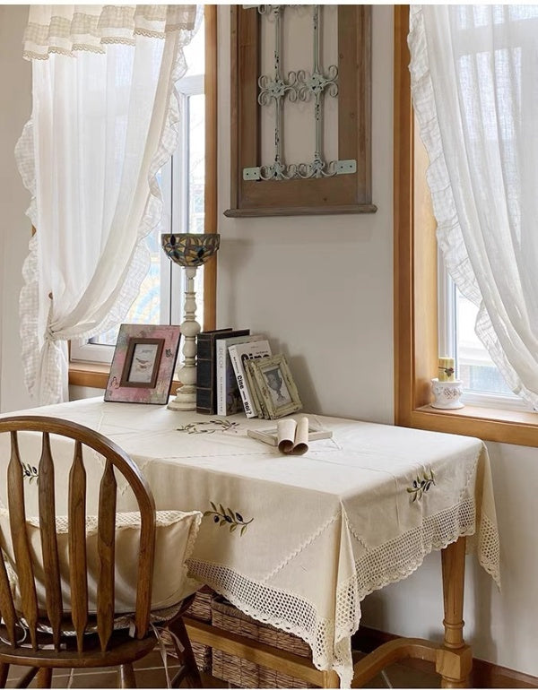 Nappe brodée vintage avec branches d'olivier