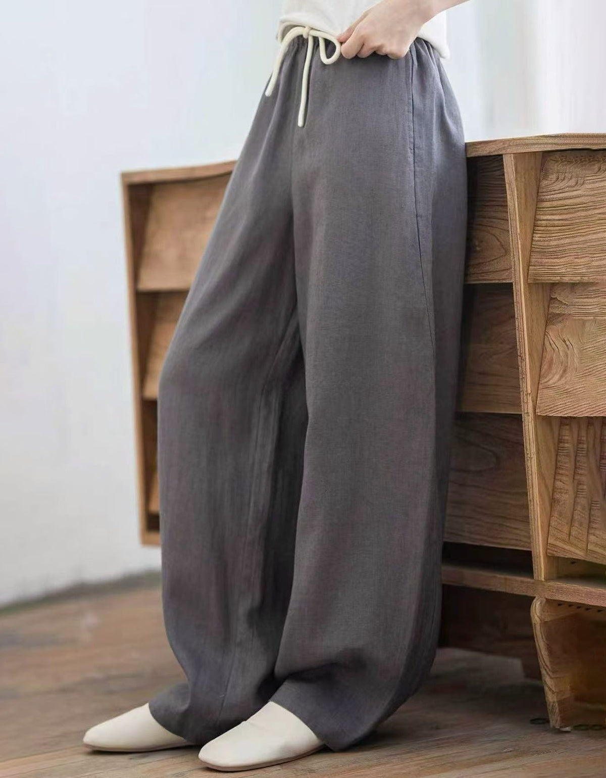 Women's loose fit linen blend trousers with wide legs and comfortable elastic waistband for everyday wear