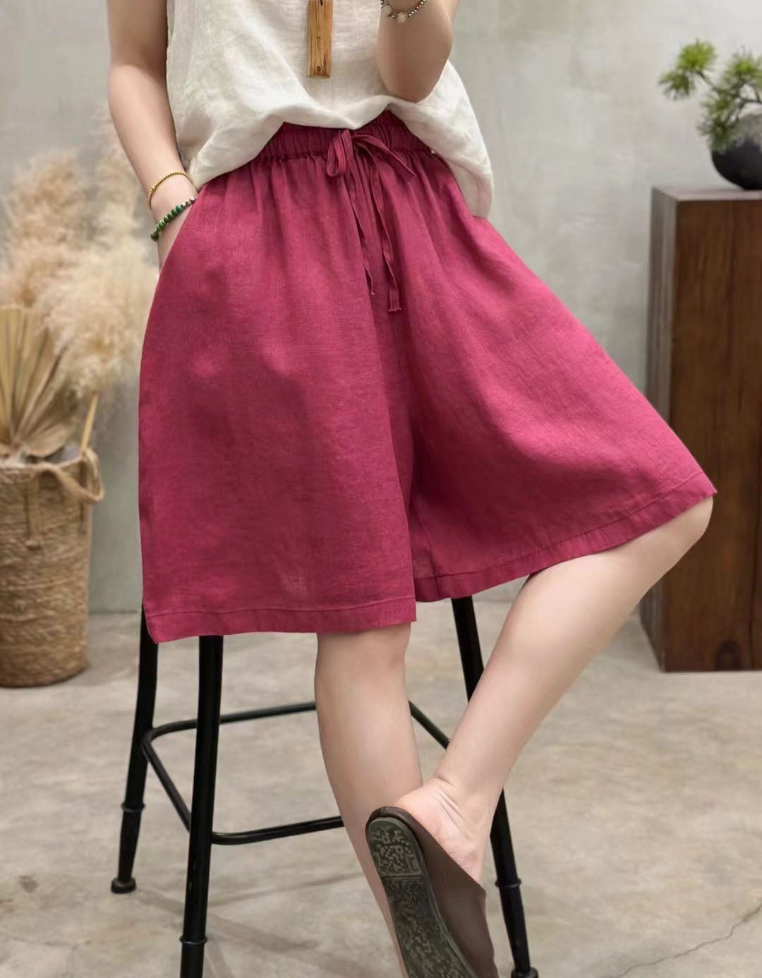 Women’s breathable casual summer shorts with elastic waistband and pockets