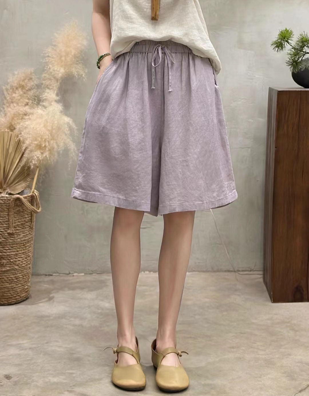 Loose fit summer bermuda shorts for women in lightweight linen blend fabric