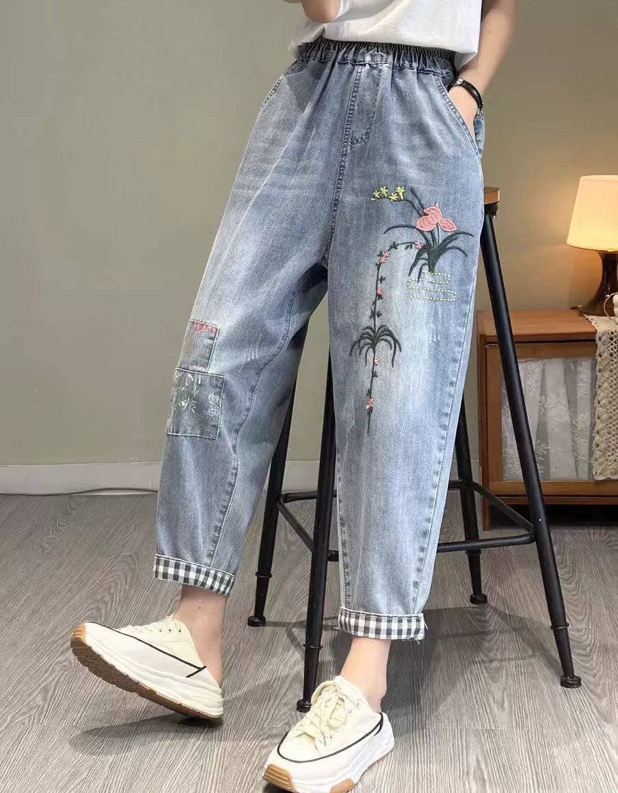 Street style outfit with embroidered floral denim joggers and sneakers