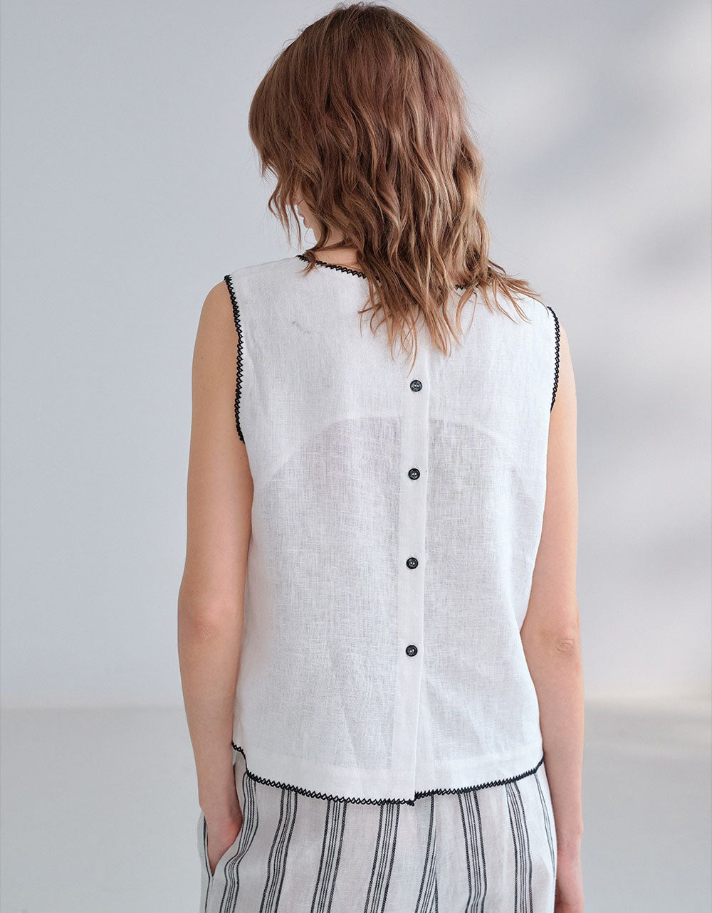 Casual loose fit sleeveless linen blouse for women with black trim details