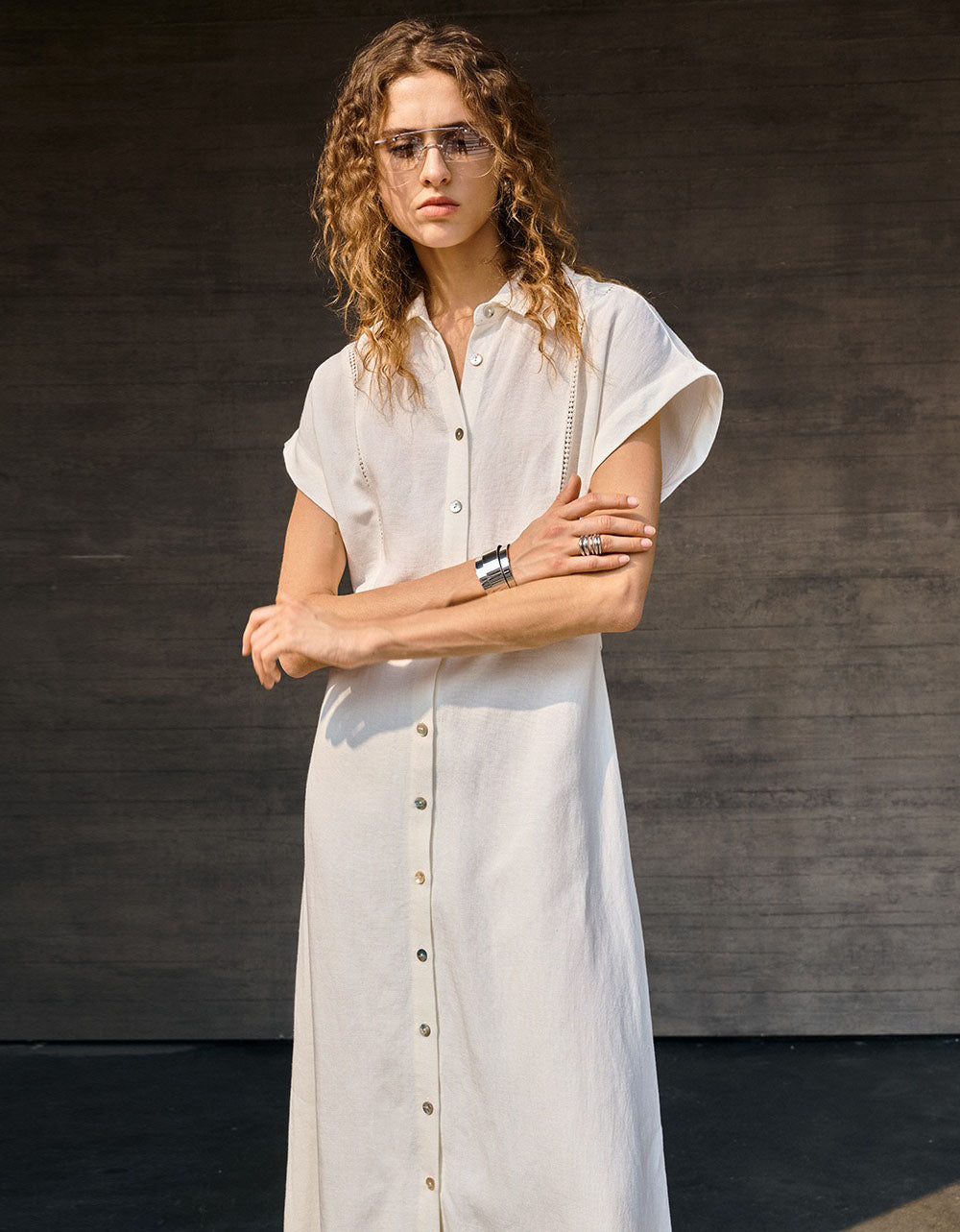 Relaxed fit linen dress for women with classic collar and waist belt