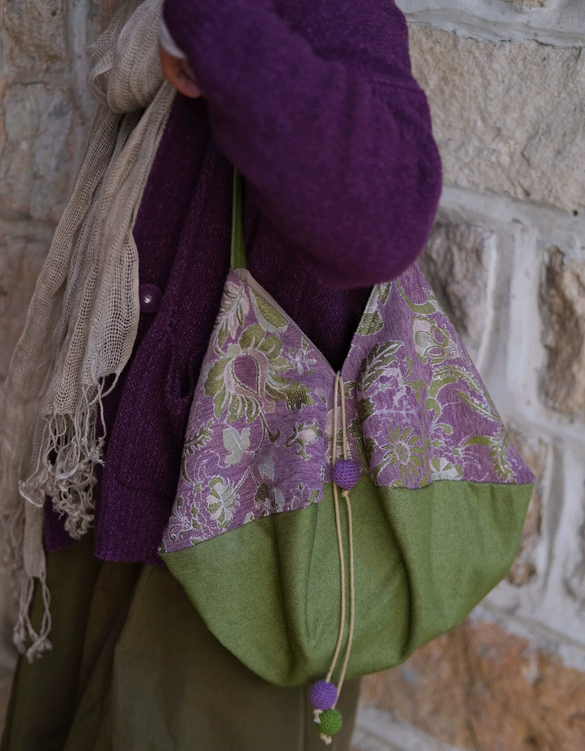 Casual boho shoulder purse featuring artistic floral patterns and drawstring closure