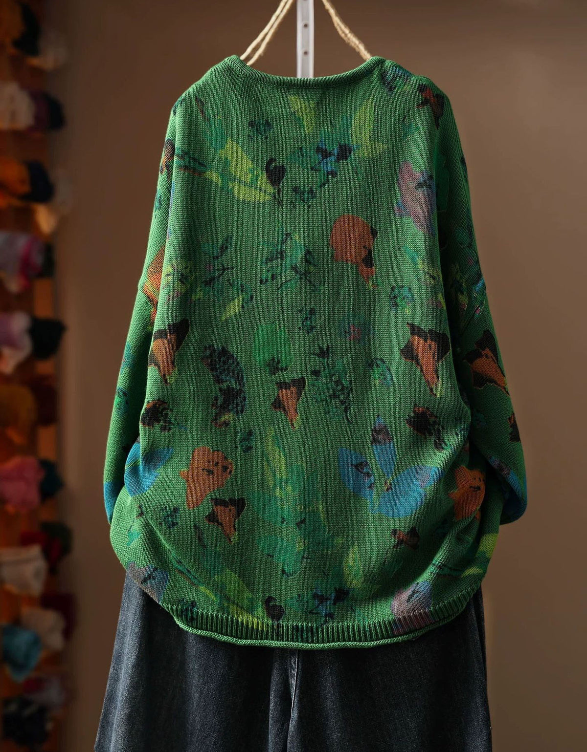 Women’s vintage green floral print knit sweater with crew neck and long sleeves