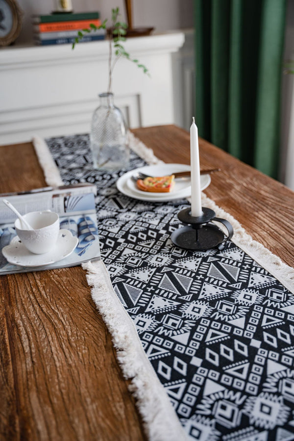 Chemin de table vintage à motifs géométriques noirs et blancs