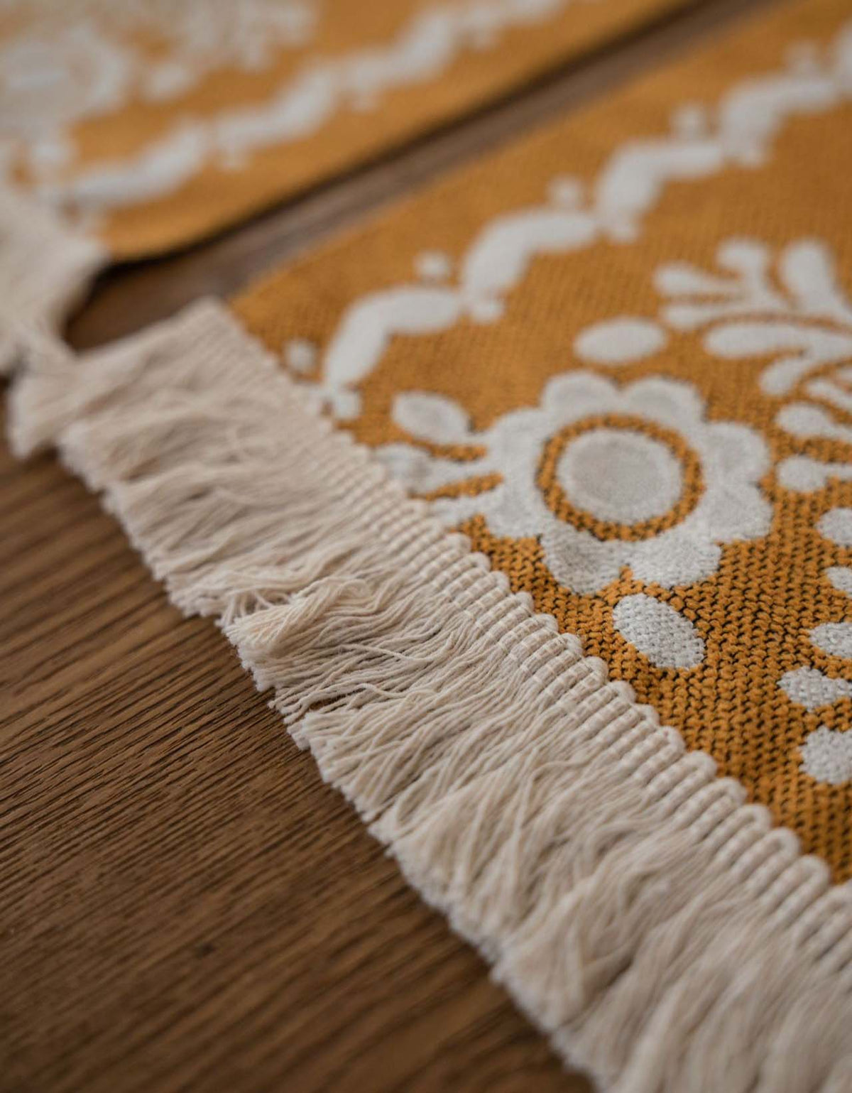 Chemin de table vintage en jacquard jaune | Sets de table